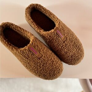 Bombas Tan Fuzzy Slippers LE Camel Color NWOT, never worn